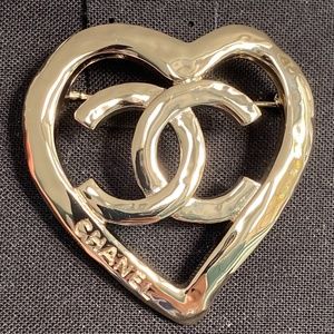 CHANEL 2022P GOLDEN TONE HEART METAL BROOCH WITH CC LOGO